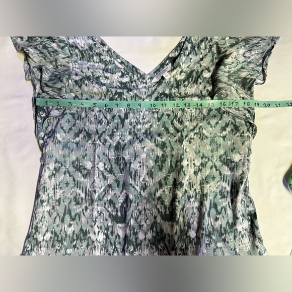 LIVERPOOL Green and white abstract print flutter sleeve V neck top size S. - Picture 12 of 13